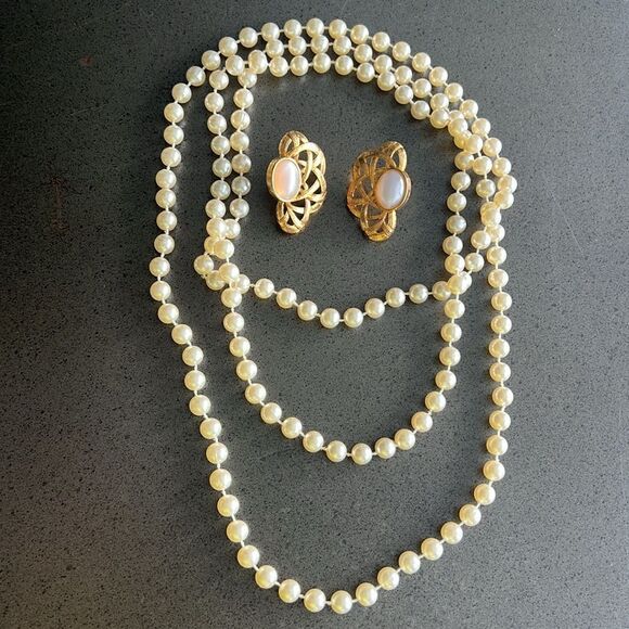 VINTAGE Jewelry Set Gold Plated Earrings Pearl Center Detail Long Pearl Necklace - Picture 6 of 6